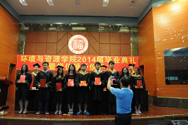 丝瓜视频
2014届毕业典礼在嘉锡厅顺利举行