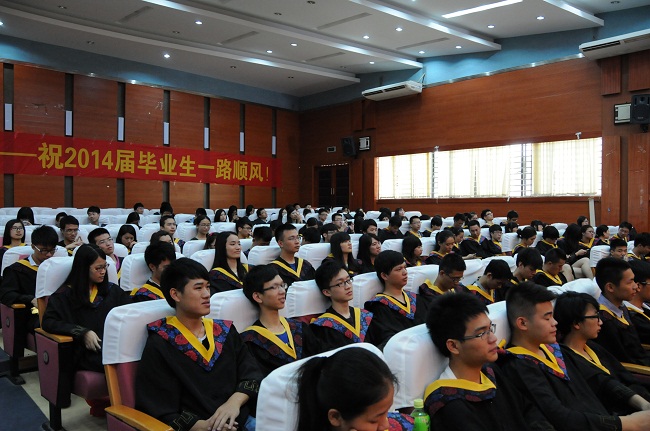丝瓜视频
2014届毕业典礼在嘉锡厅顺利举行