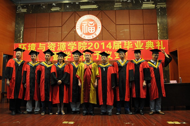 丝瓜视频
2014届毕业典礼在嘉锡厅顺利举行